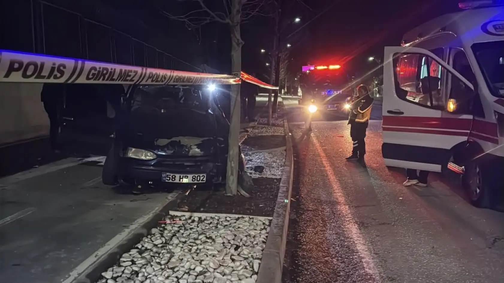 Otomobil ağaca çarptı, sürücüsü hayatını kaybetti