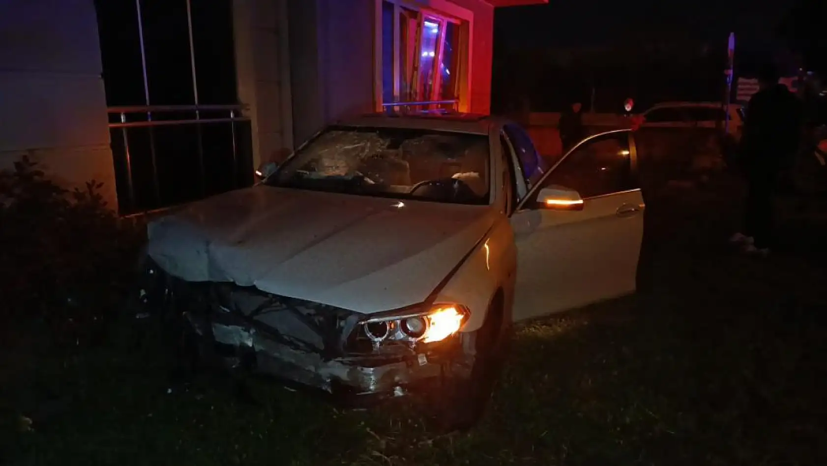 Zincirleme kazada kontrolden çıkan otomobil sitenin bahçesine uçtu: 3 yaralı