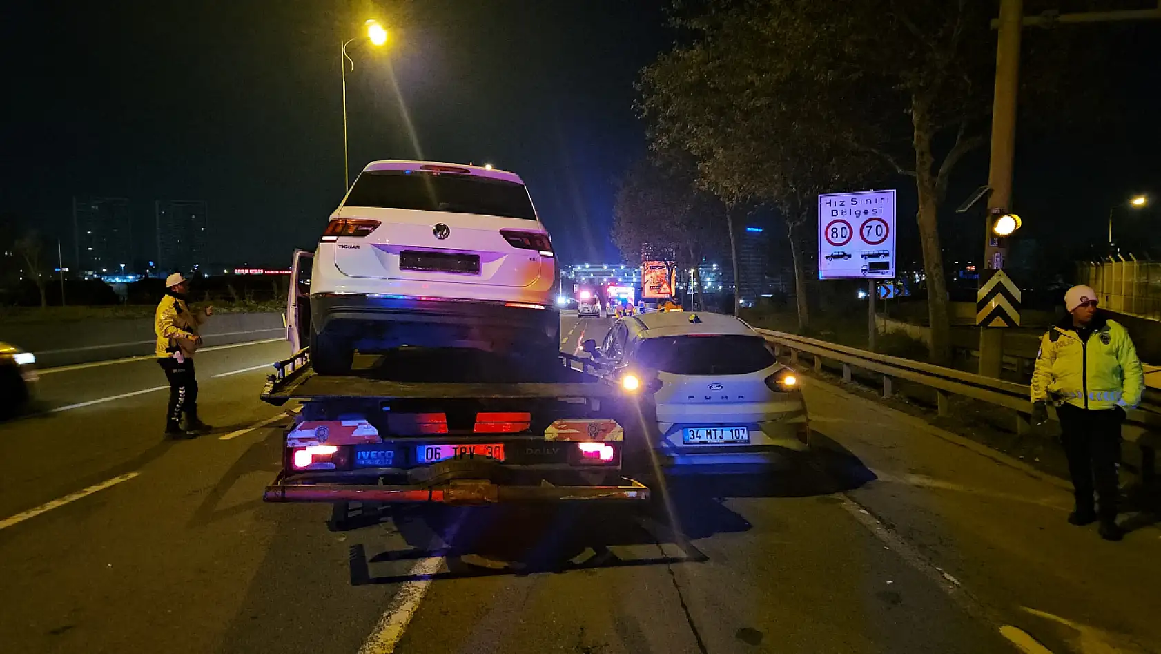 2 aracın karıştığı kaza alanına başka bir araç daldı: 2 ölü, 4 yaralı