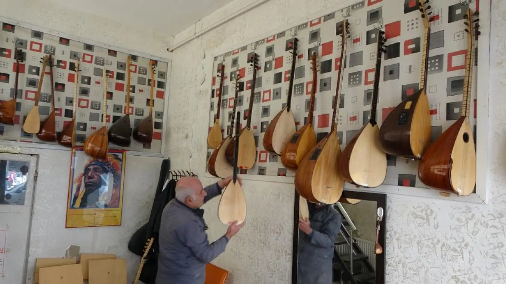 Bağlama ustası, hem üretiyor hem çalıyor hem de söylüyor
