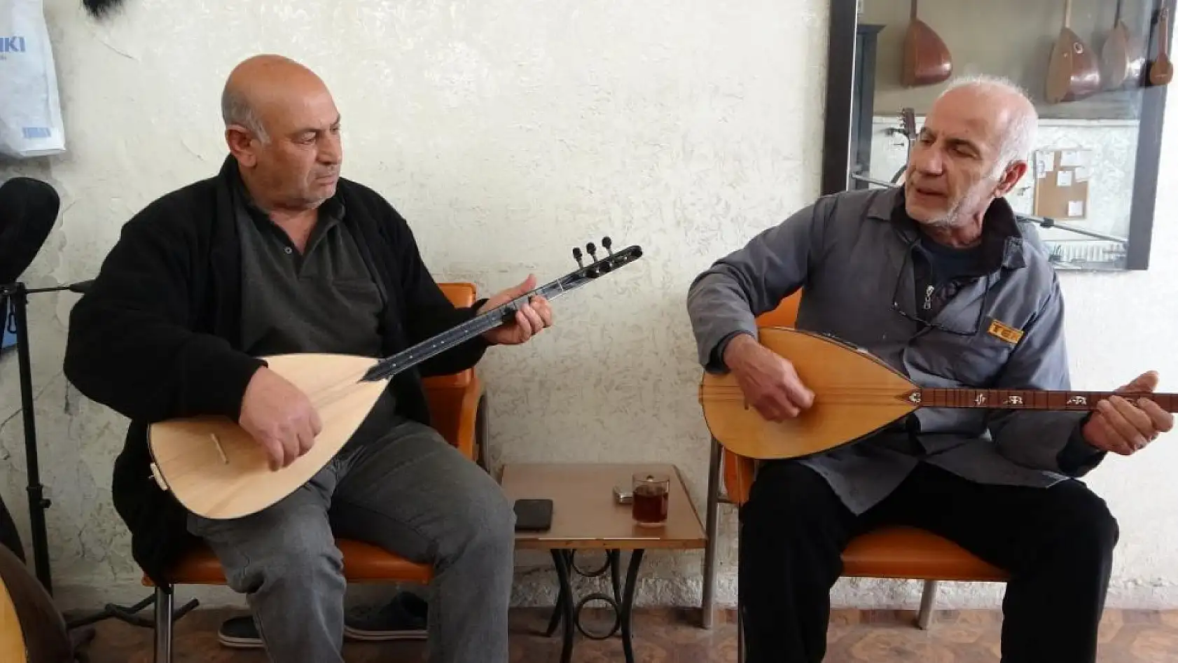 Bağlama ustası, hem üretiyor hem çalıyor hem de söylüyor