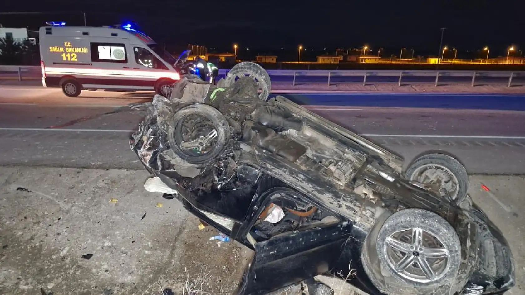 Gece yarısı feci çarpışma! Lüks araçlar hurdaya döndü, 1 kişi hayatını kaybetti