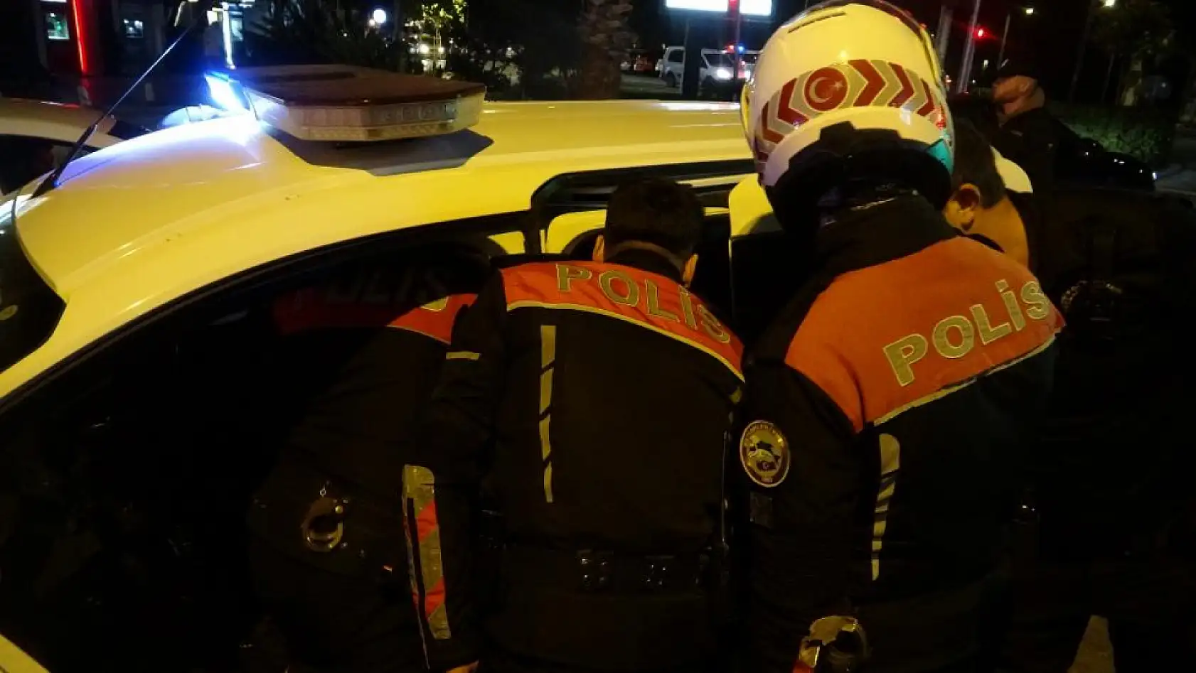 'Dur' ihtarına uymayıp aracını polisin üzerine sürerek kaçtı, 10 kilometrelik kovalamacayla yakalandı