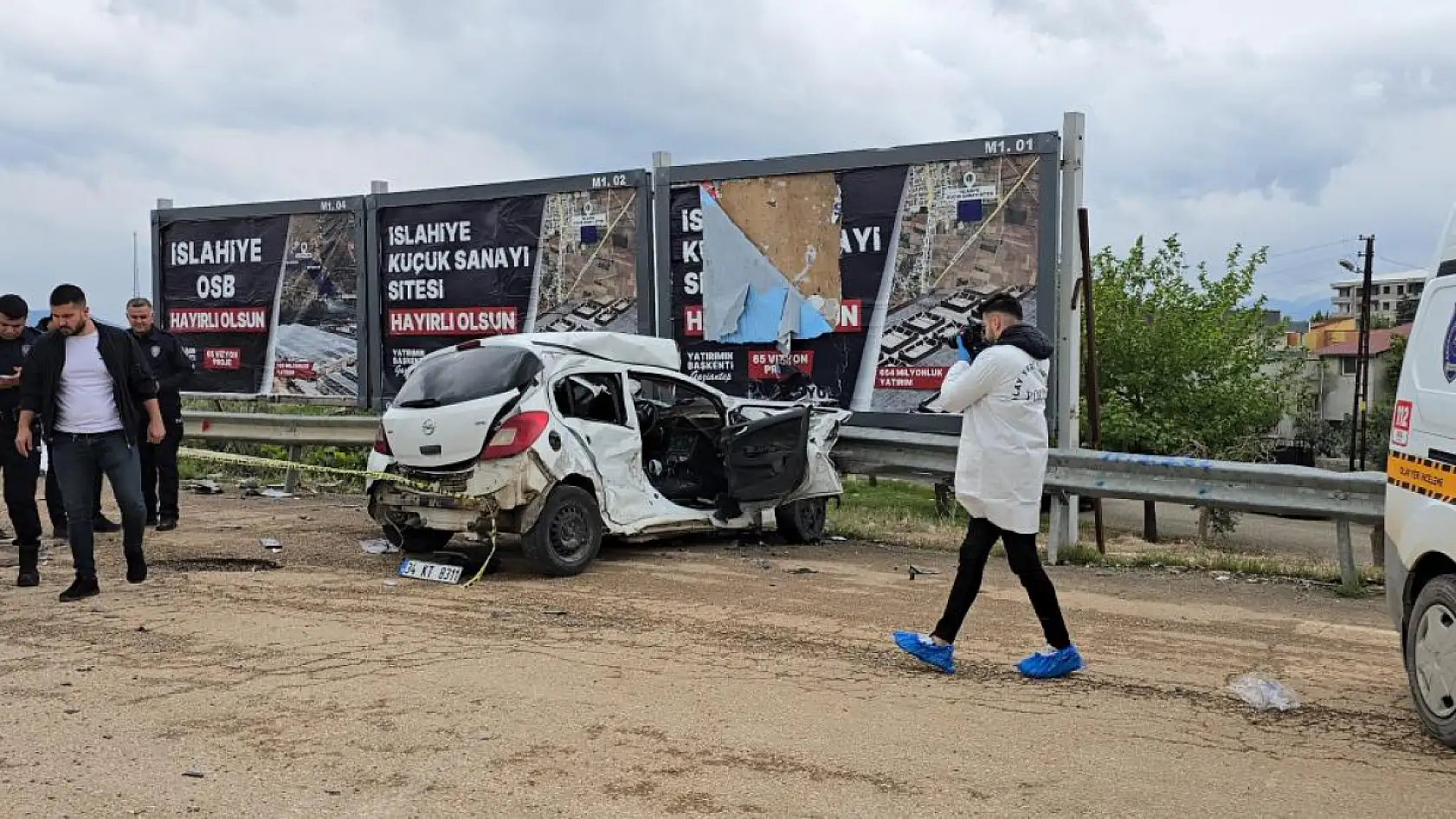 Feci trafik kazası: Tır ile çarpışan otomobildeki anne-oğul hayatını kaybetti