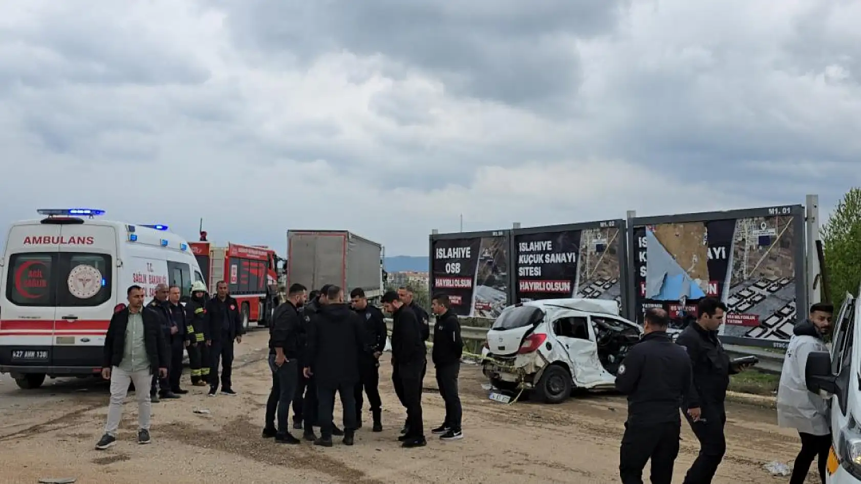 Feci trafik kazası: Tır ile çarpışan otomobildeki anne-oğul hayatını kaybetti