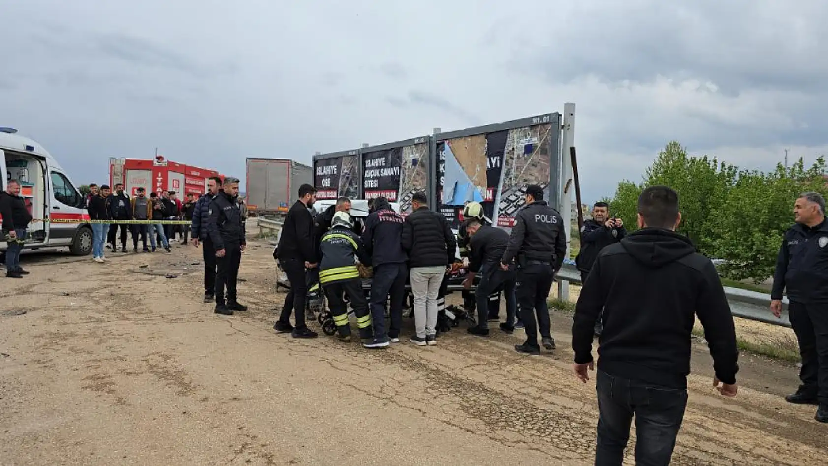 Feci trafik kazası: Tır ile çarpışan otomobildeki anne-oğul hayatını kaybetti