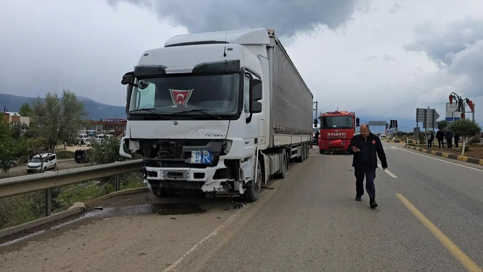 Feci trafik kazası: Tır ile çarpışan otomobildeki anne-oğul hayatını kaybetti
