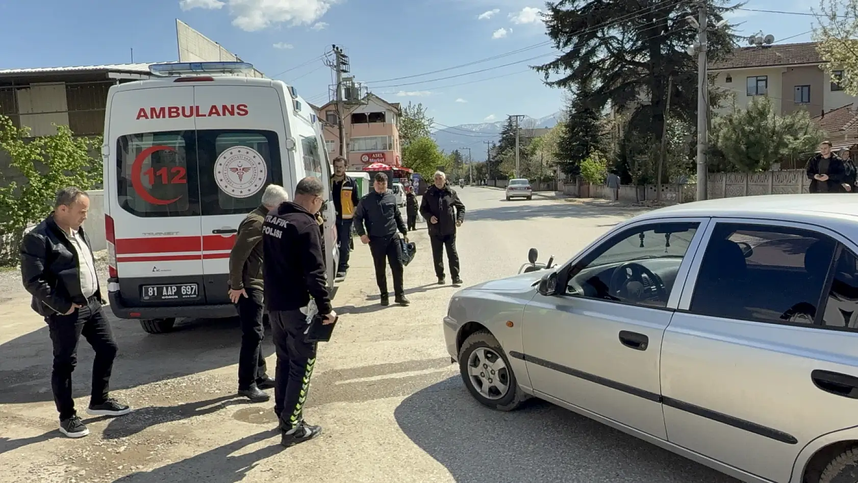 Otomobil ile çarpışan motosikletlinin taktığı kask hayatını kurtardı