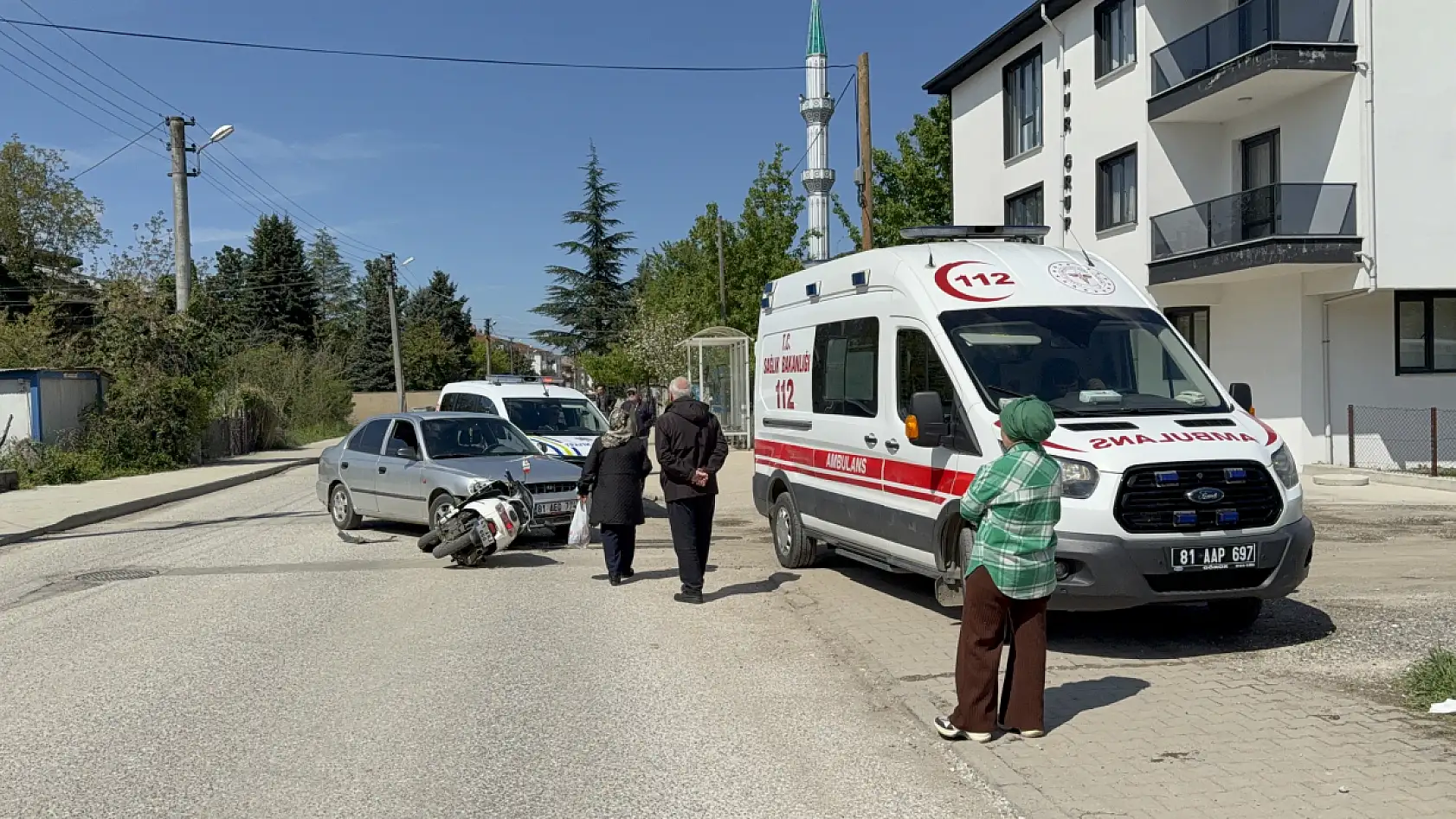 Otomobil ile çarpışan motosikletlinin taktığı kask hayatını kurtardı