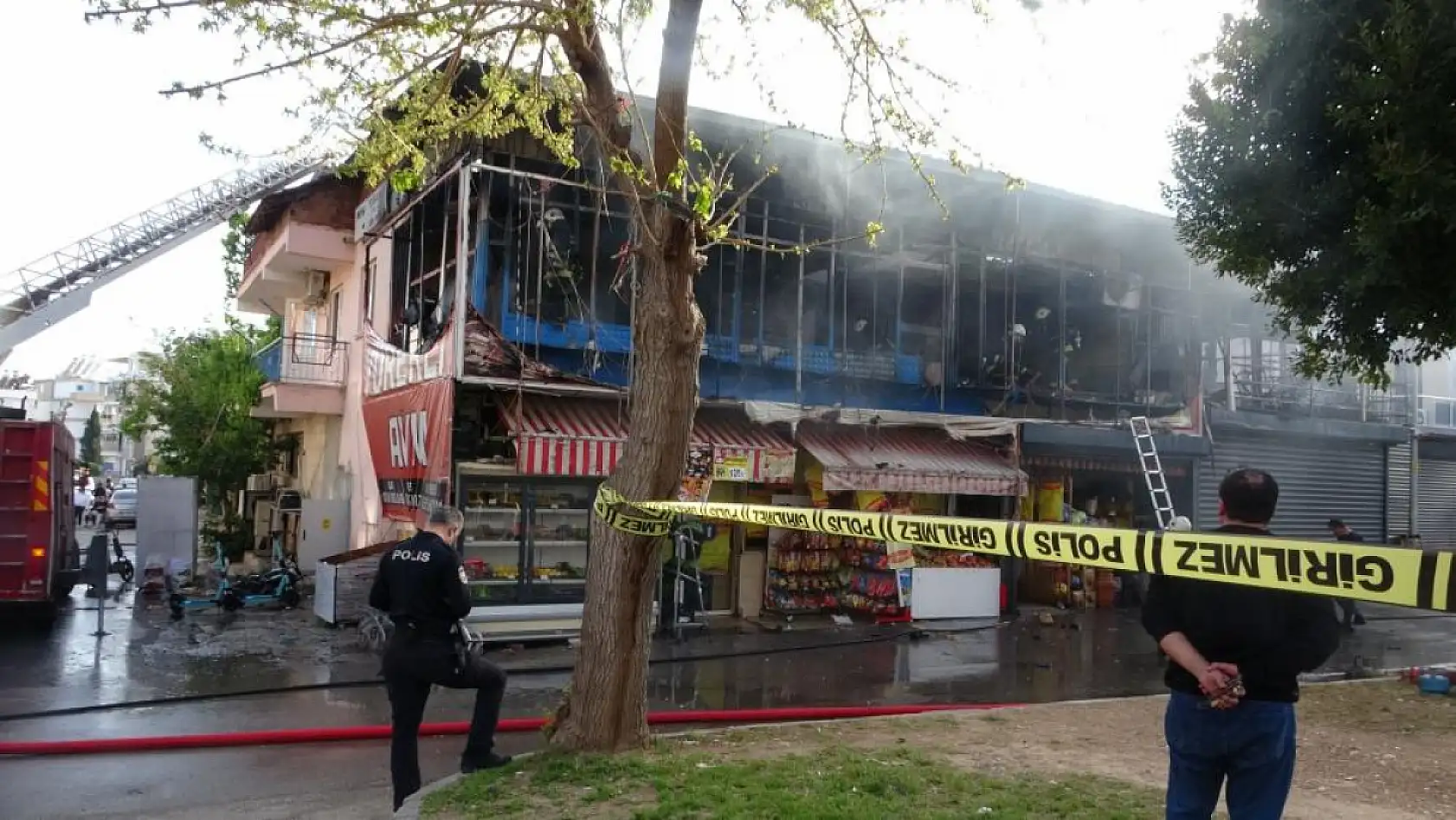 Market yangınında kendilerini dışarı atan işletme sahibi kadın ve oğlu gözyaşlarına boğuldu