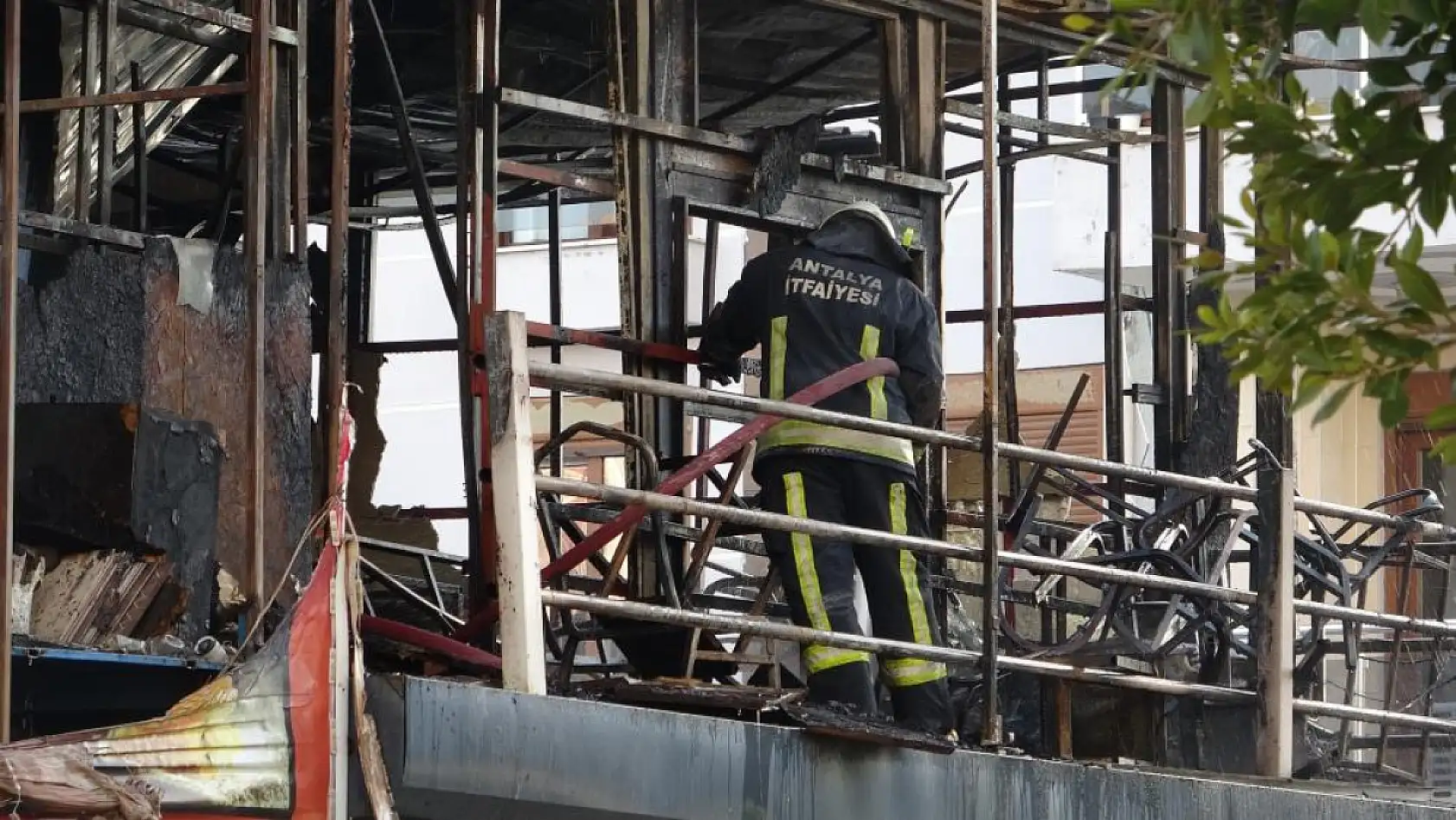 Market yangınında kendilerini dışarı atan işletme sahibi kadın ve oğlu gözyaşlarına boğuldu