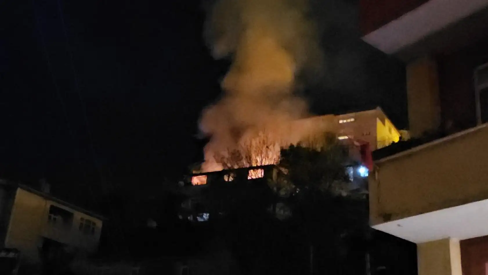 Geceyi alevler aydınlattı! 2 katlı ev kül oldu, 1 kişi hayatını kaybetti
