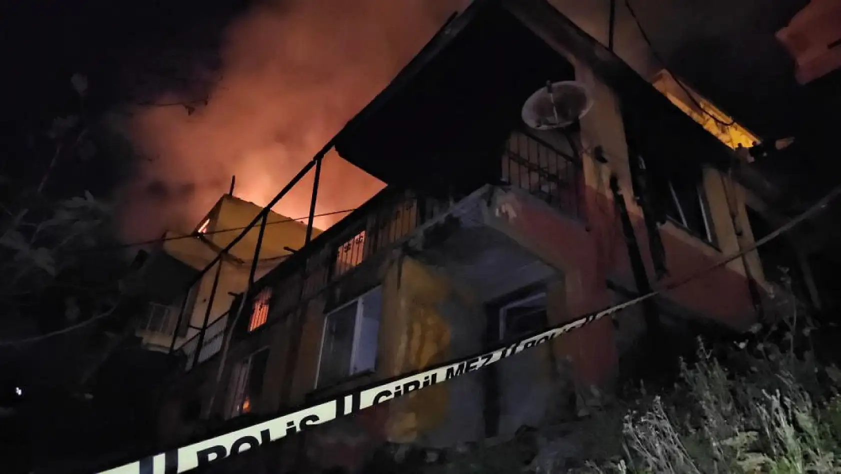 Geceyi alevler aydınlattı! 2 katlı ev kül oldu, 1 kişi hayatını kaybetti