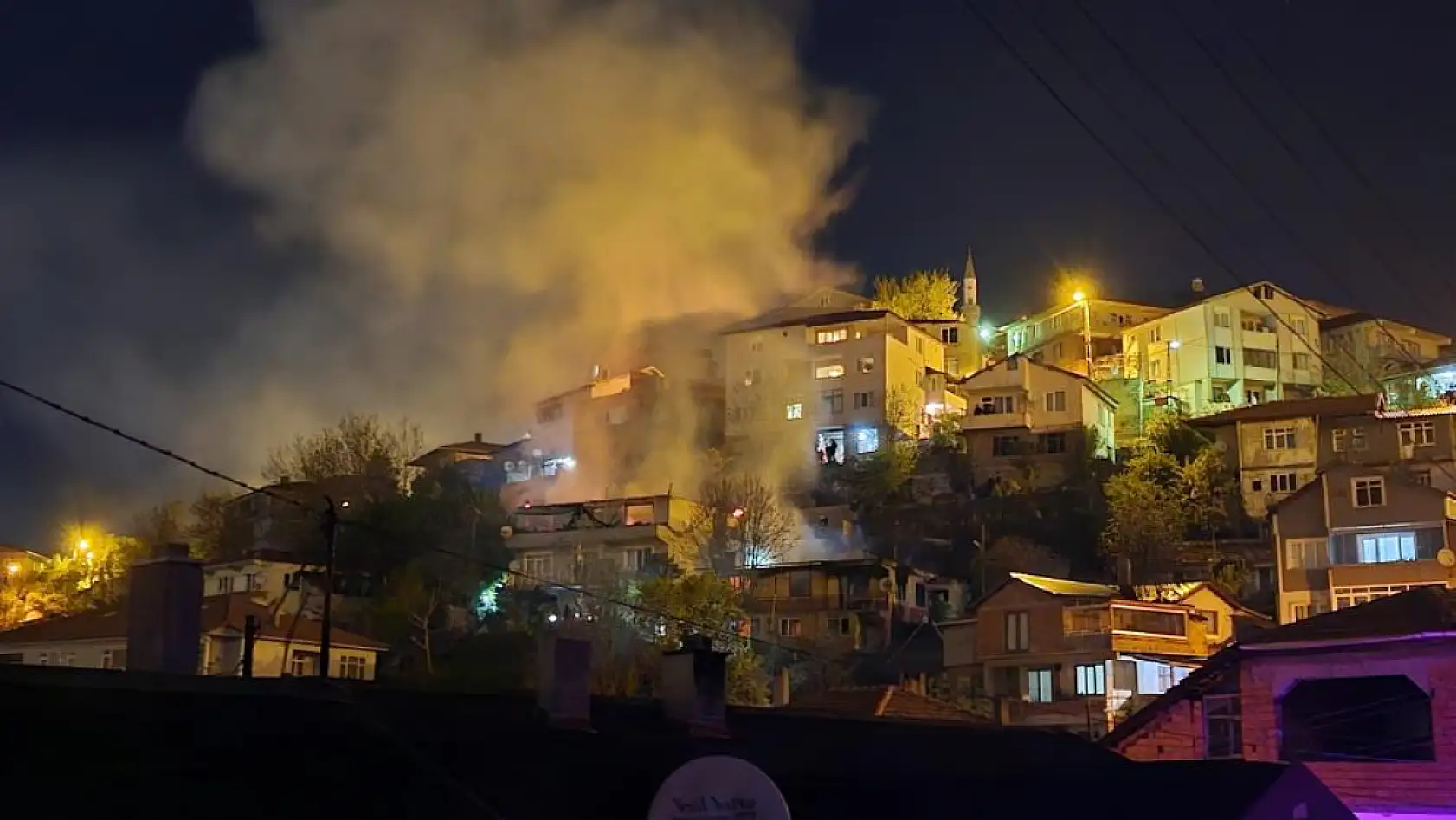 Geceyi alevler aydınlattı! 2 katlı ev kül oldu, 1 kişi hayatını kaybetti