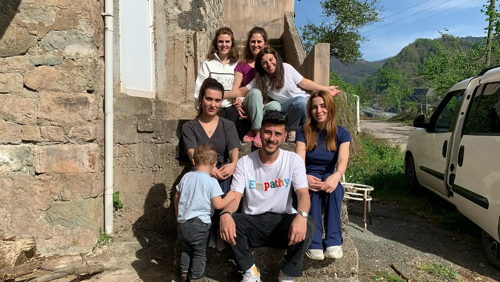 7 çocuklu aile sosyal medyada ilgi görüyor