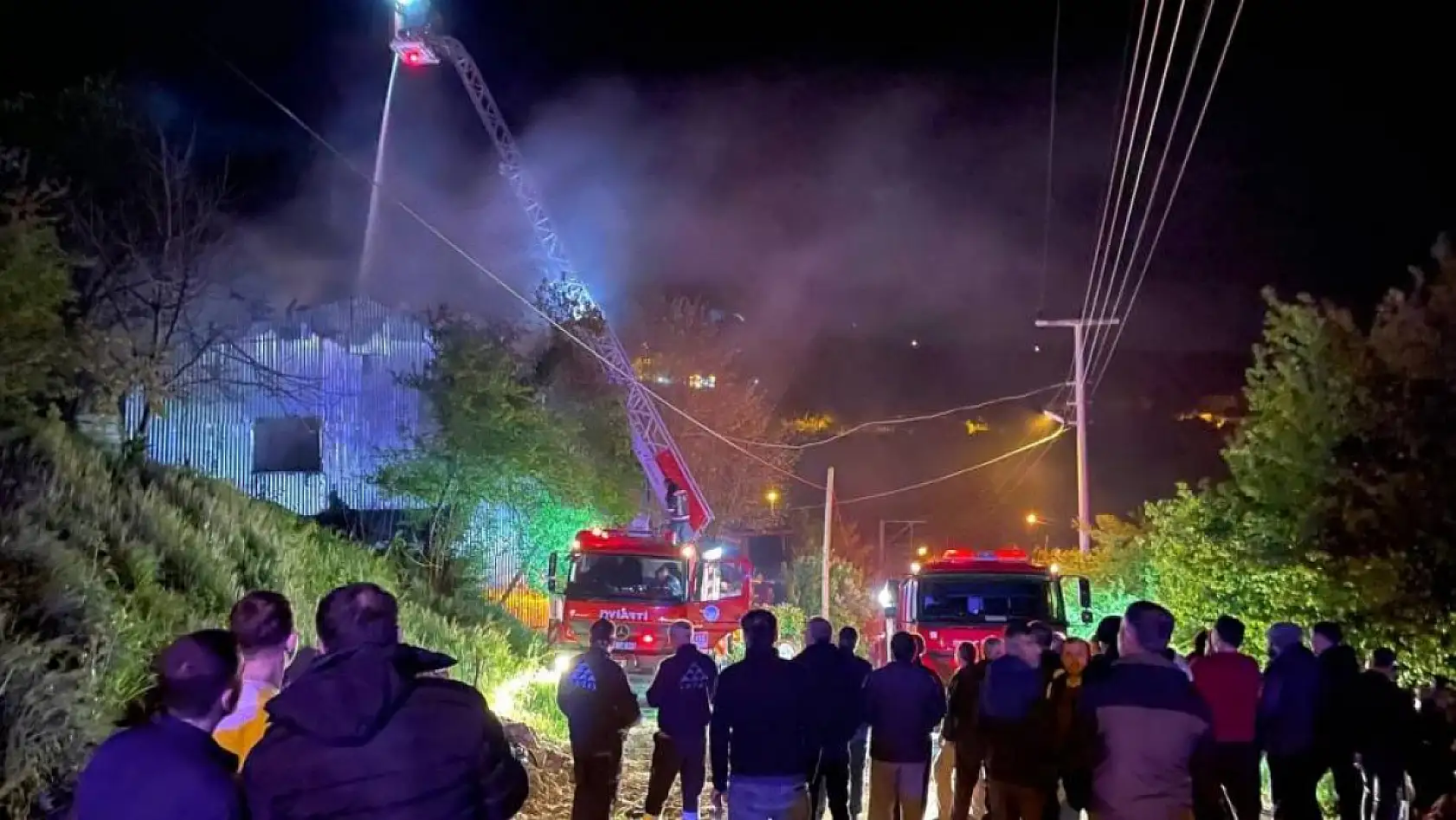 Korkutan yangın: 82 yaşındaki yatalak kadın son anda kurtarıldı