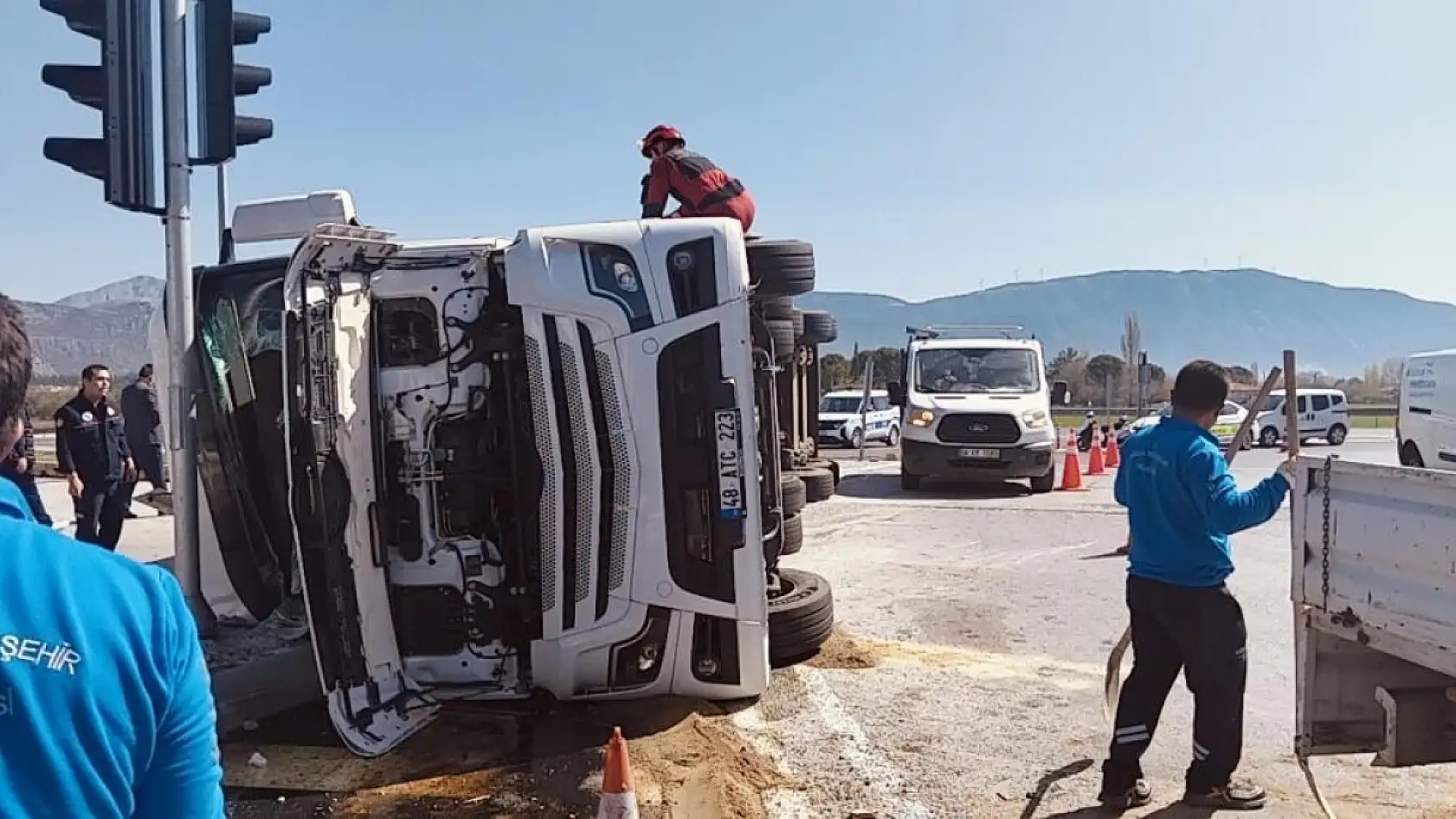 Muğla'da facianın eşiğinden dönüldü! Doğalgaz yüklü tır virajda devrildi
