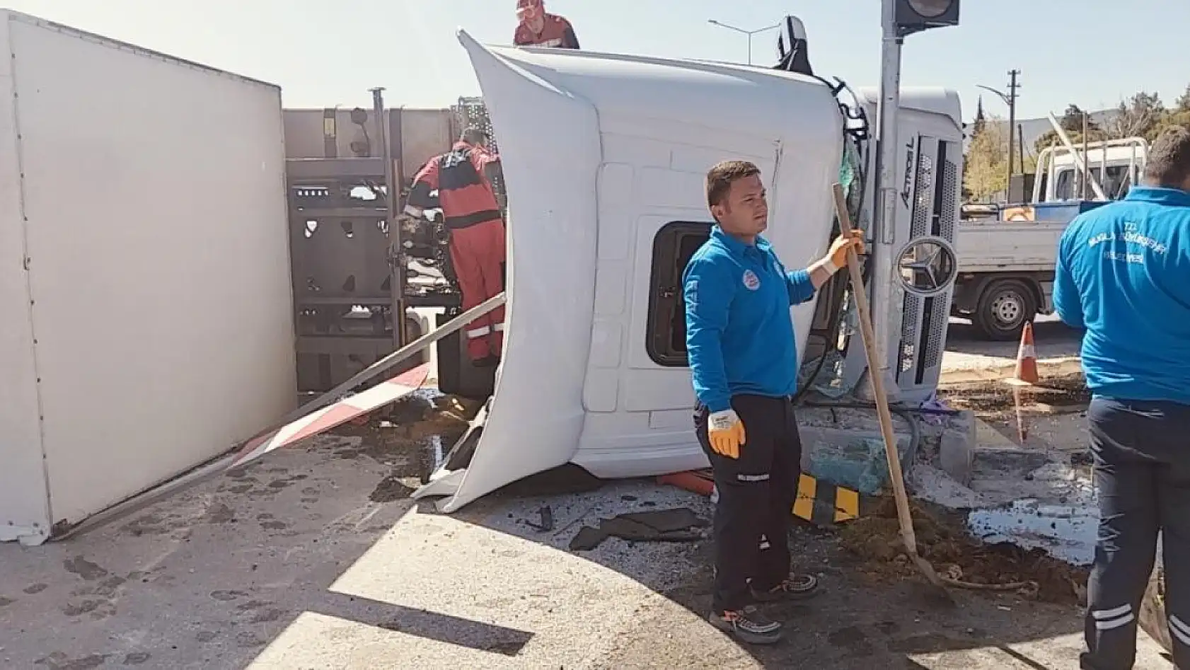 Muğla'da facianın eşiğinden dönüldü! Doğalgaz yüklü tır virajda devrildi