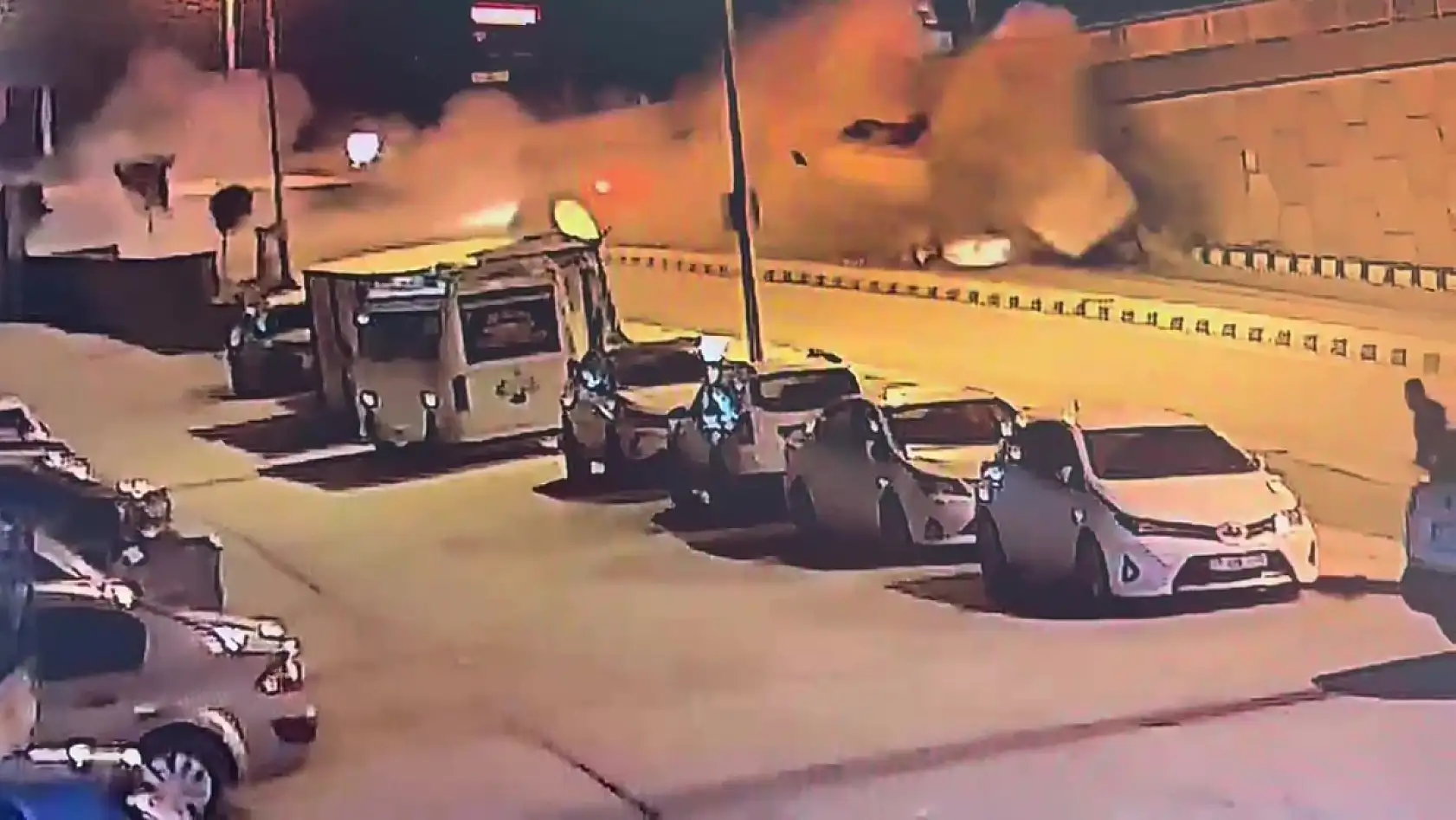 Freni patlayan arazöz otomobile ve üst geçit duvarına çarptı: 1 ölü, 1 yaralı