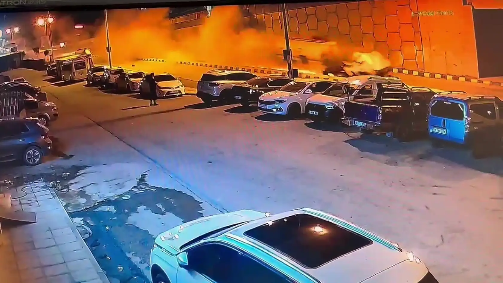 Freni patlayan arazöz otomobile ve üst geçit duvarına çarptı: 1 ölü, 1 yaralı