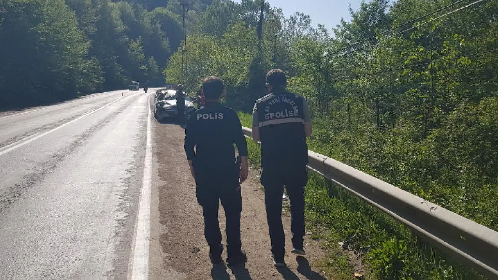 Seyir halindeki otomobilin üzerine kaya parçası düştü: 2'si çocuk 5 yaralı