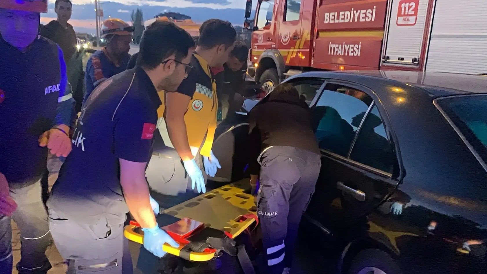 Kazada yaralanan baba, ağlayan oğlunun elini tutarak sakinleştirdi