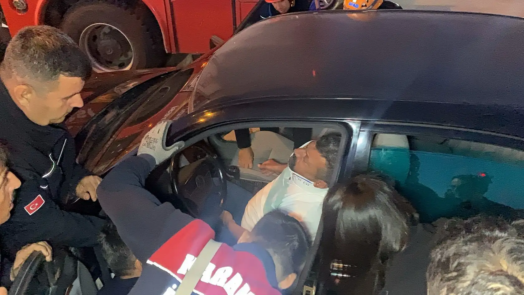 Kazada yaralanan baba, ağlayan oğlunun elini tutarak sakinleştirdi