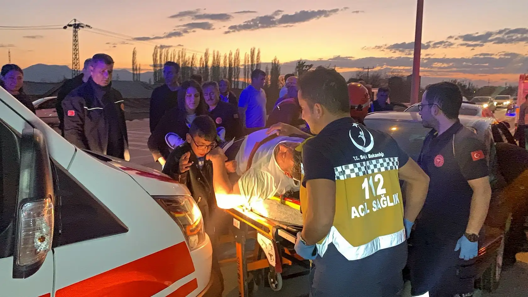 Kazada yaralanan baba, ağlayan oğlunun elini tutarak sakinleştirdi