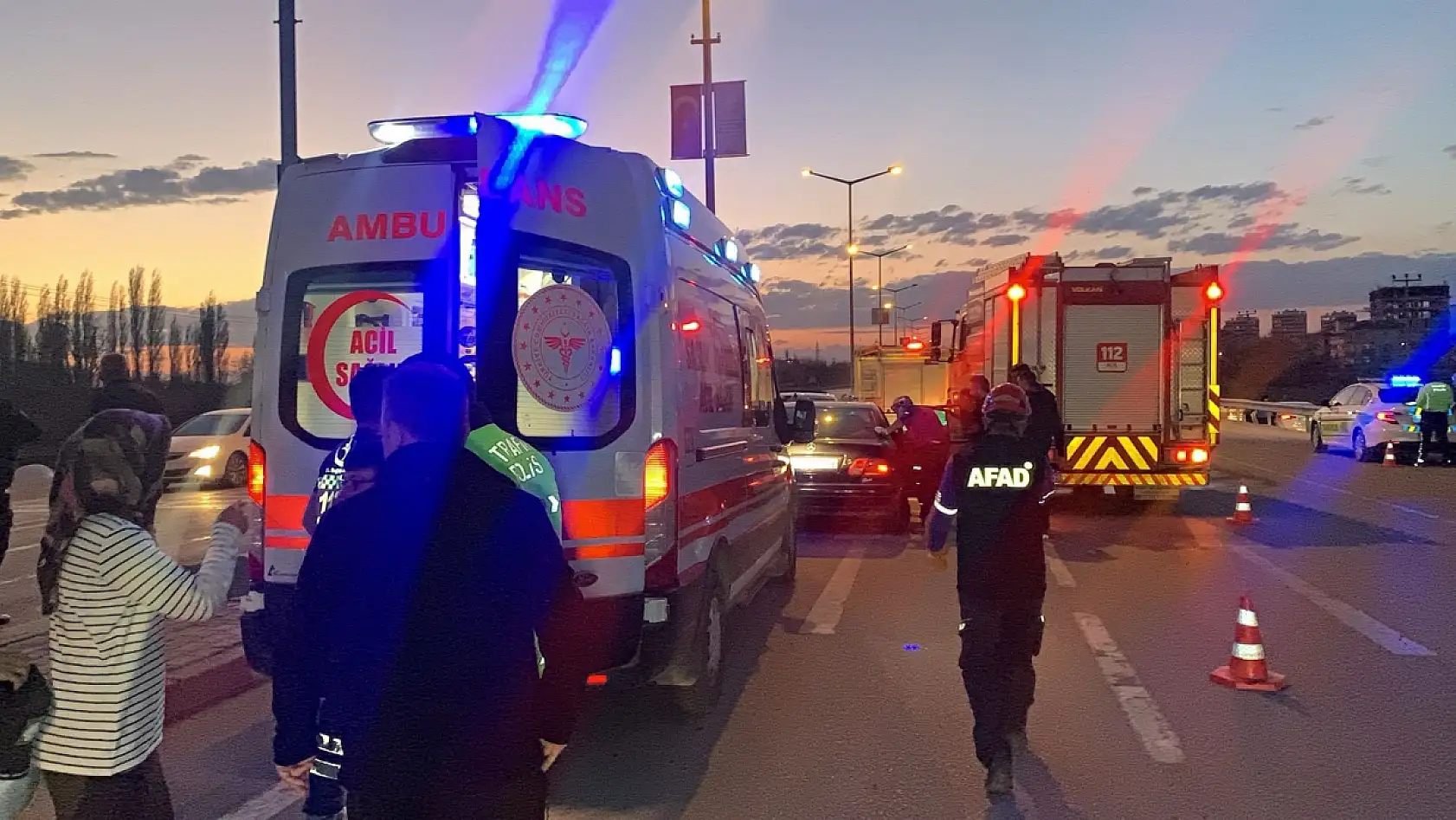 Kazada yaralanan baba, ağlayan oğlunun elini tutarak sakinleştirdi