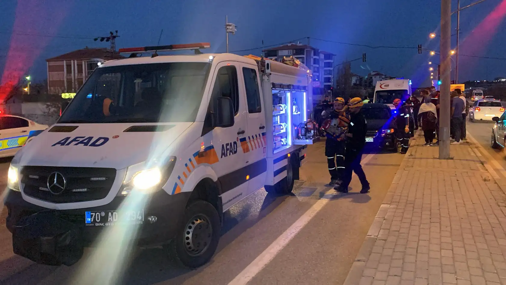 Kazada yaralanan baba, ağlayan oğlunun elini tutarak sakinleştirdi