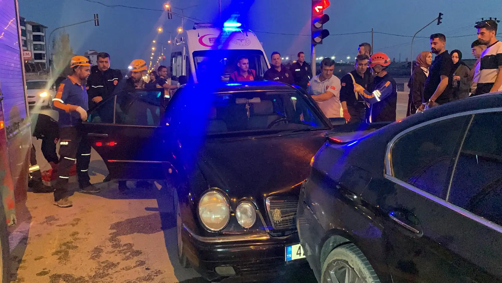 Kazada yaralanan baba, ağlayan oğlunun elini tutarak sakinleştirdi