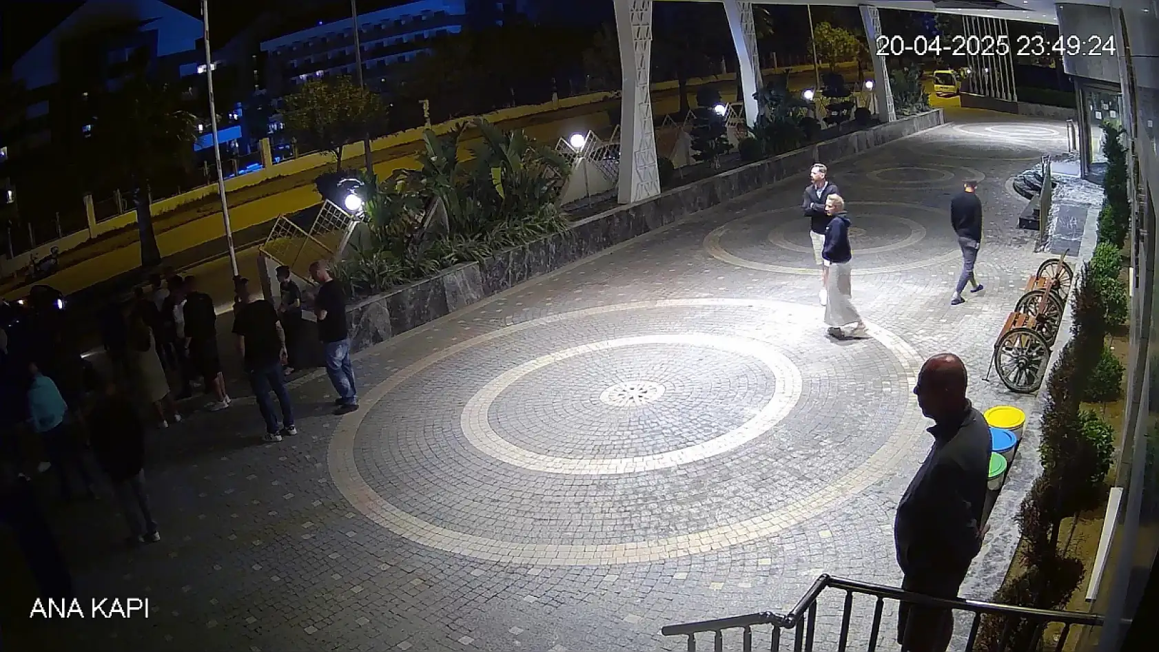 Devrilen otomobildekilerin çıkarılma anlarını film izler gibi izlediler