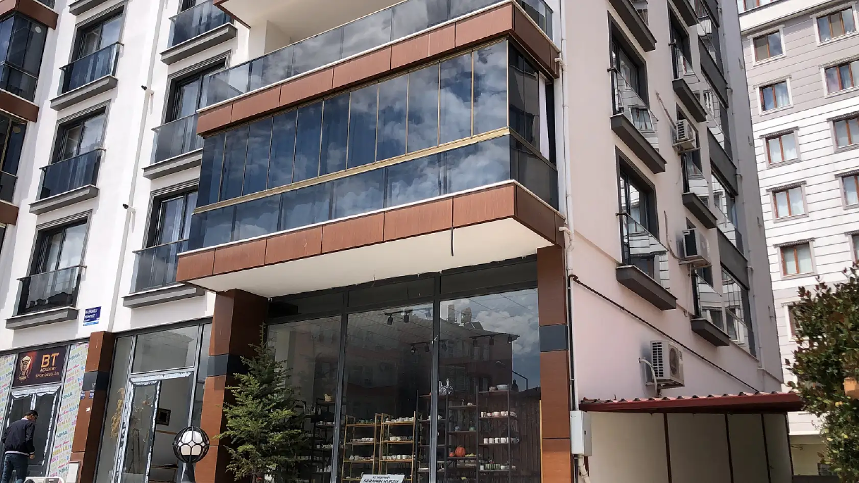 Bu kadarına da pes: Klima motorundan ses geliyor diye önce silah çektiler, ardından darp ettiler