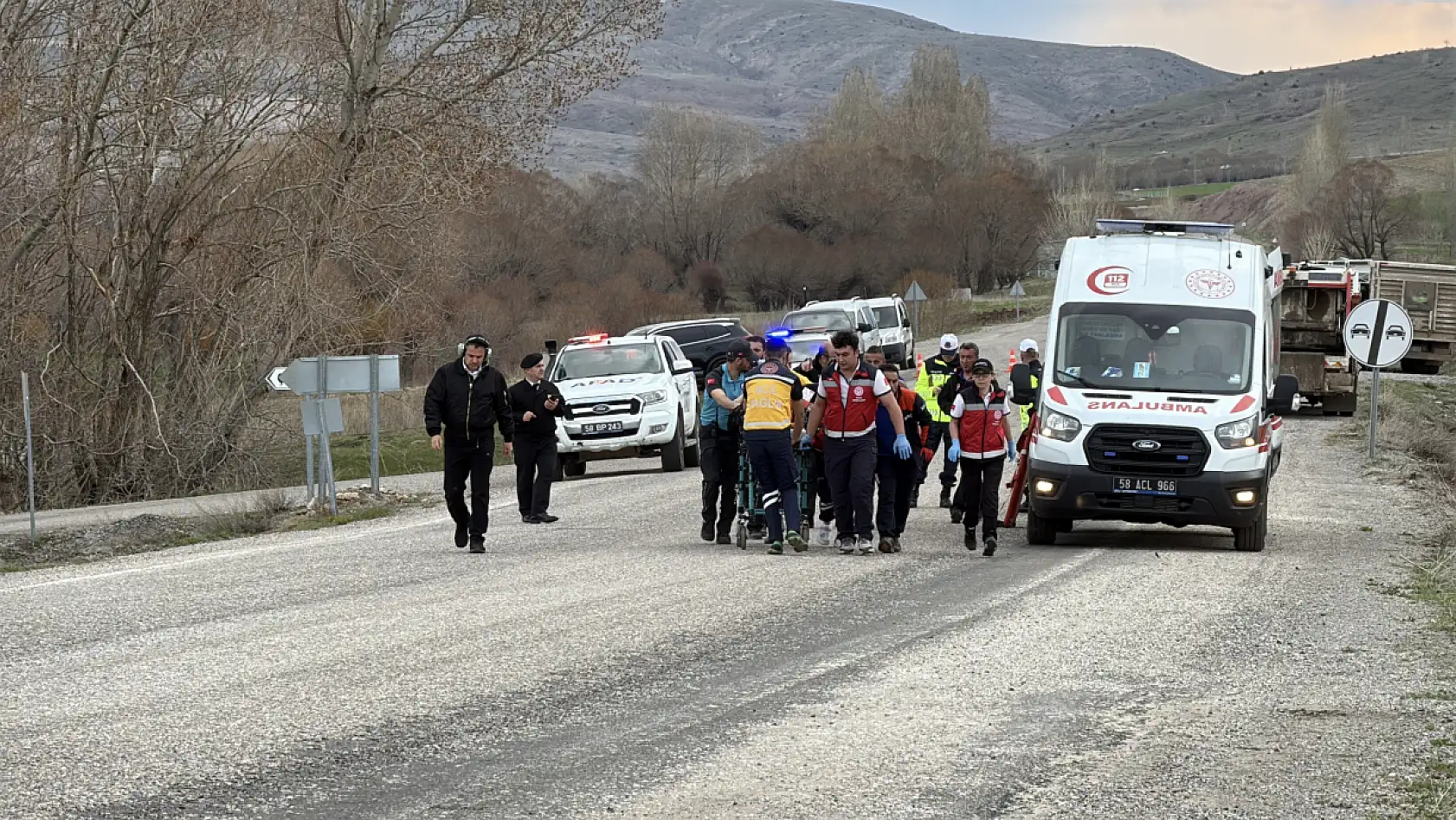 Öğretmenleri taşıyan minibüs kazaya karıştı: 1 ölü, 2'si ağır 14 yaralı