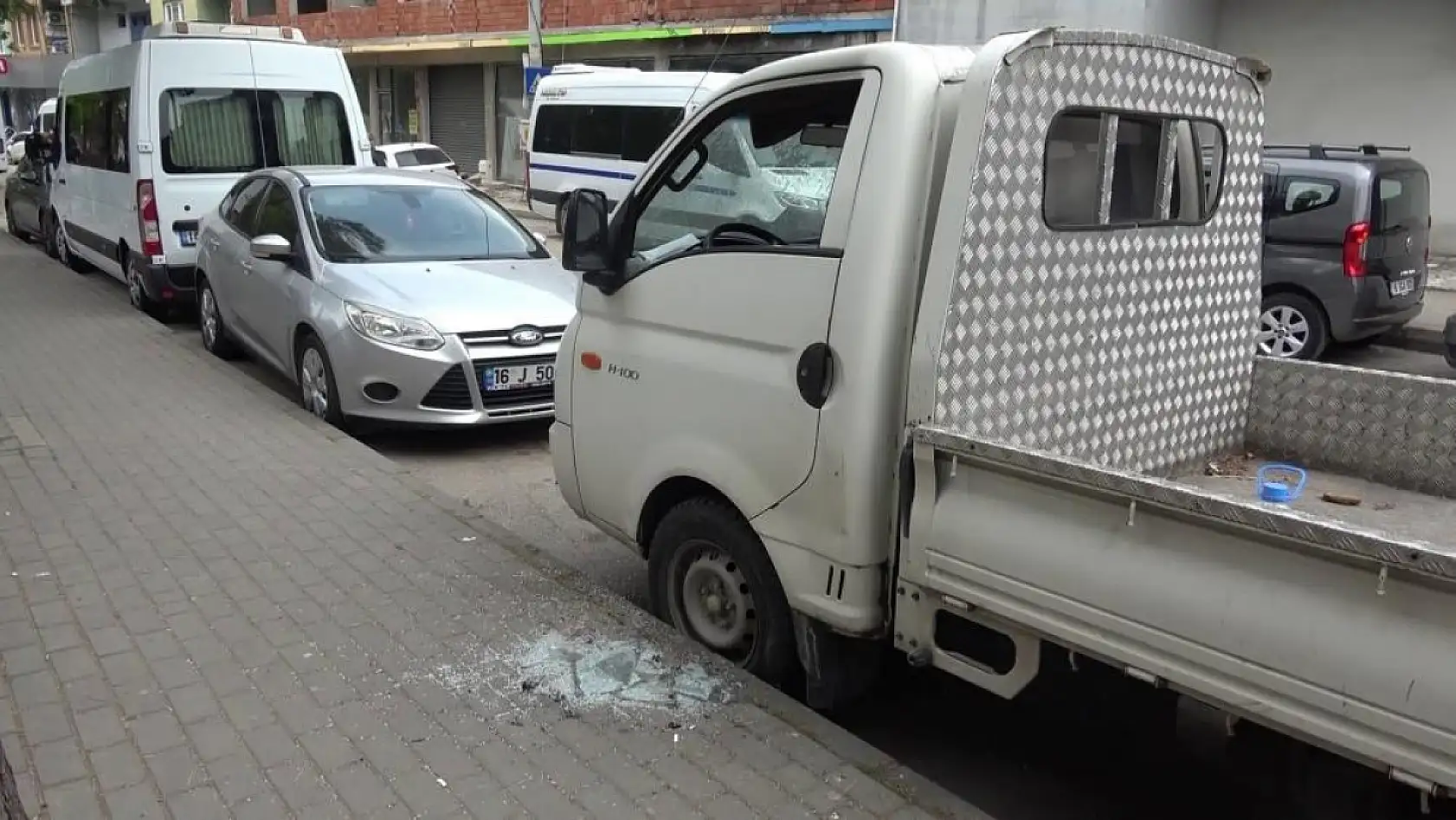 11 kere evin camını kırdı, yetmedi abisinin aracını yakmaya çalıştı..