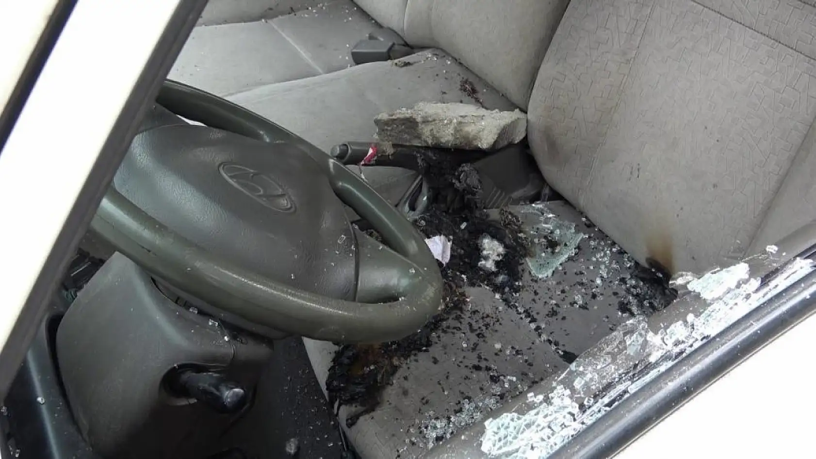 11 kere evin camını kırdı, yetmedi abisinin aracını yakmaya çalıştı..