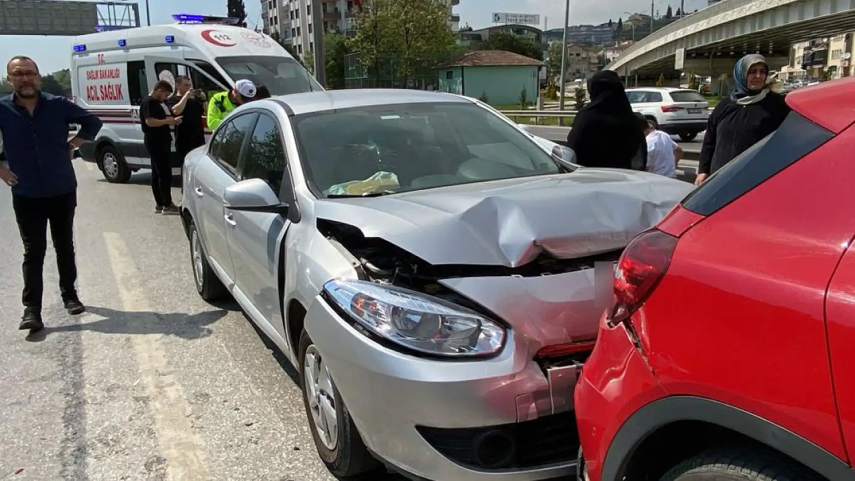 5 aracın karıştığı zincirleme trafik kazasında 3 kişi yaralandı