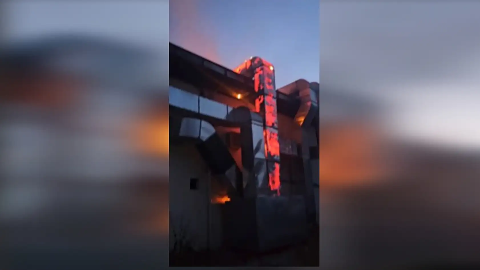 Elektrik kabloları tutuştu, mahalle ayağa kalktı!