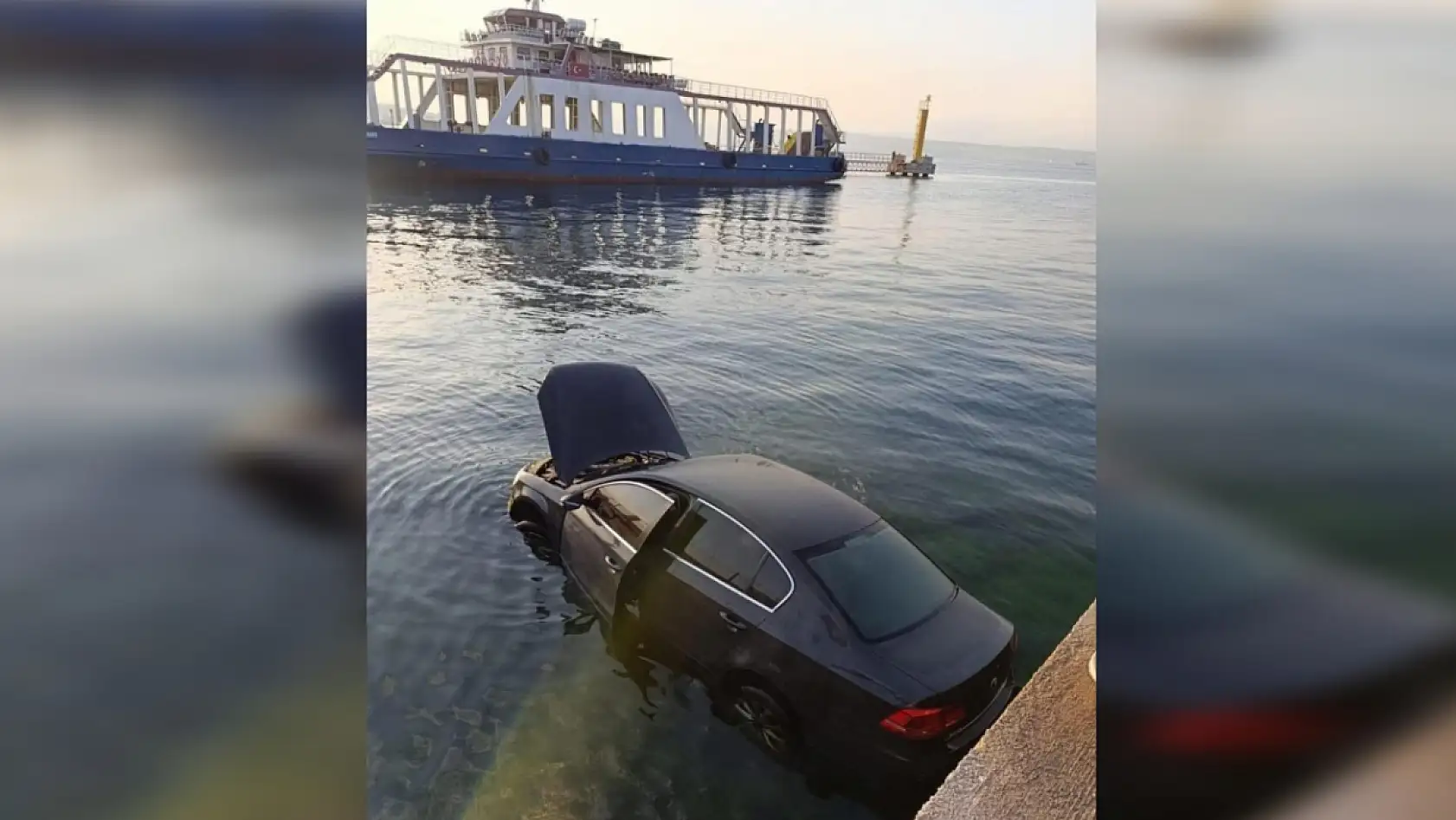 Gece yarısı park halindeki otomobil aniden denize düştü