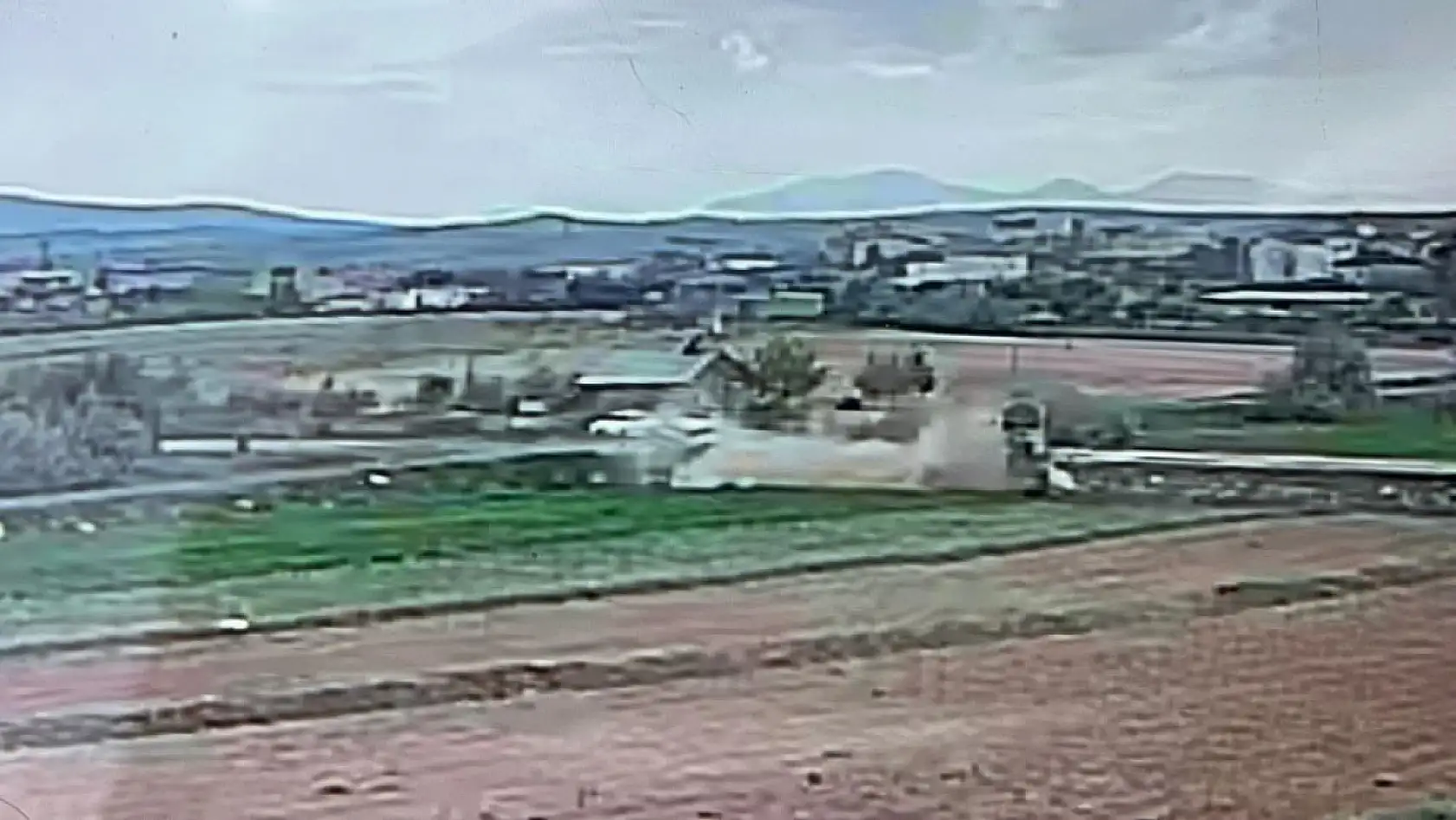Kavşakta bekleyen aracı sollarken kaza yaptı: 1 ölü, 3 yaralı