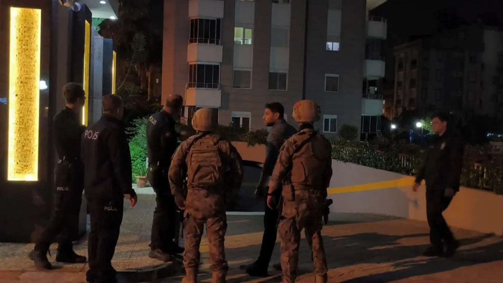 Anne-babasını odaya kilitledi, ekiplere ecel terleri döktürdü