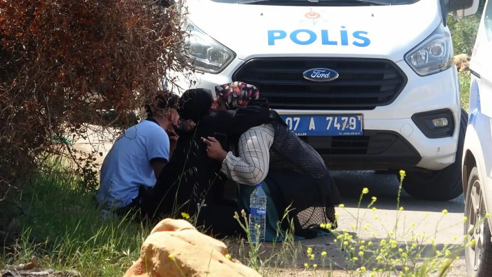 İnşaat işçisi eşi ve kardeşi tarafından ağaçta asılı halde bulundu