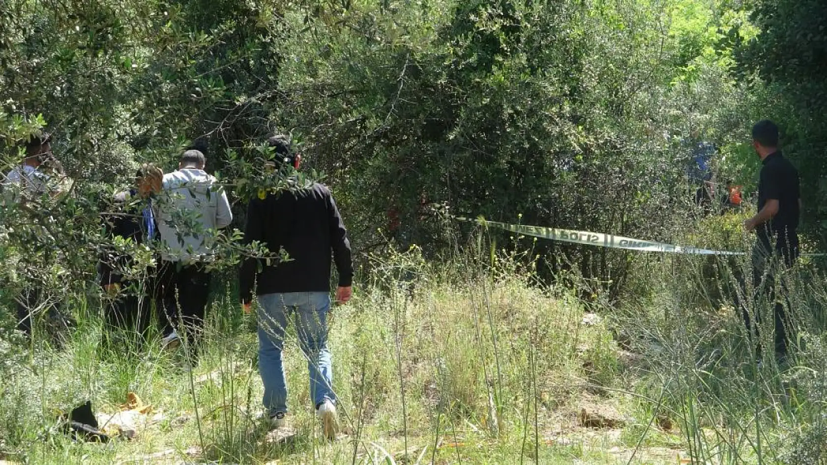 İnşaat işçisi eşi ve kardeşi tarafından ağaçta asılı halde bulundu
