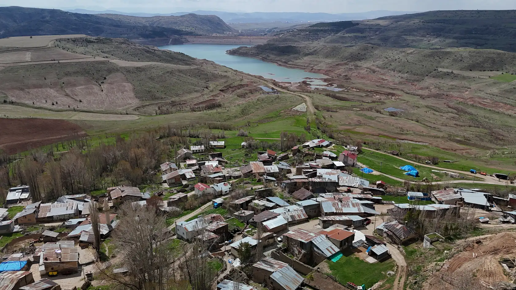 Terk edilmiş 200 yıllık taş görenleri ürkütüyor