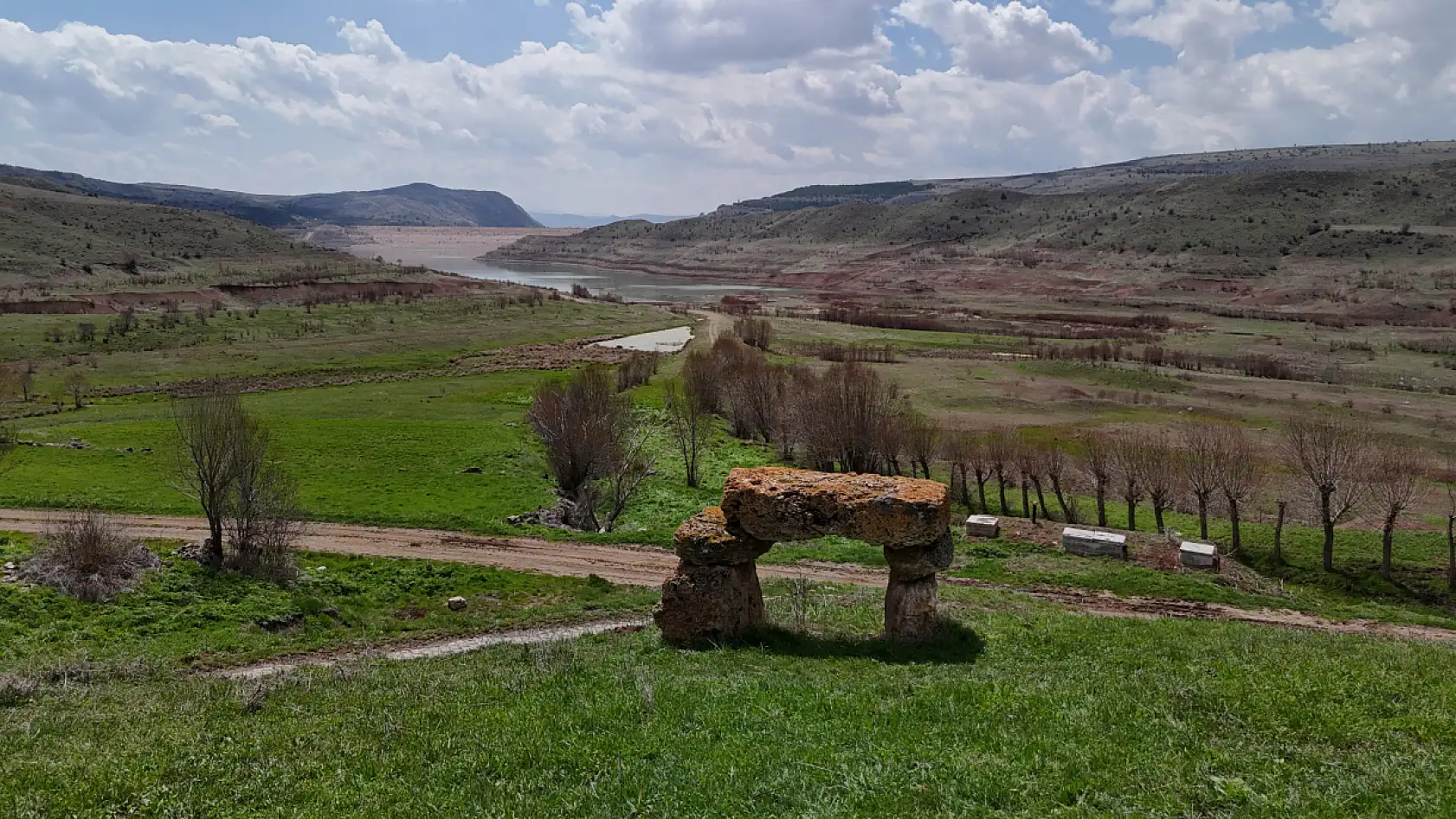 Terk edilmiş 200 yıllık taş görenleri ürkütüyor