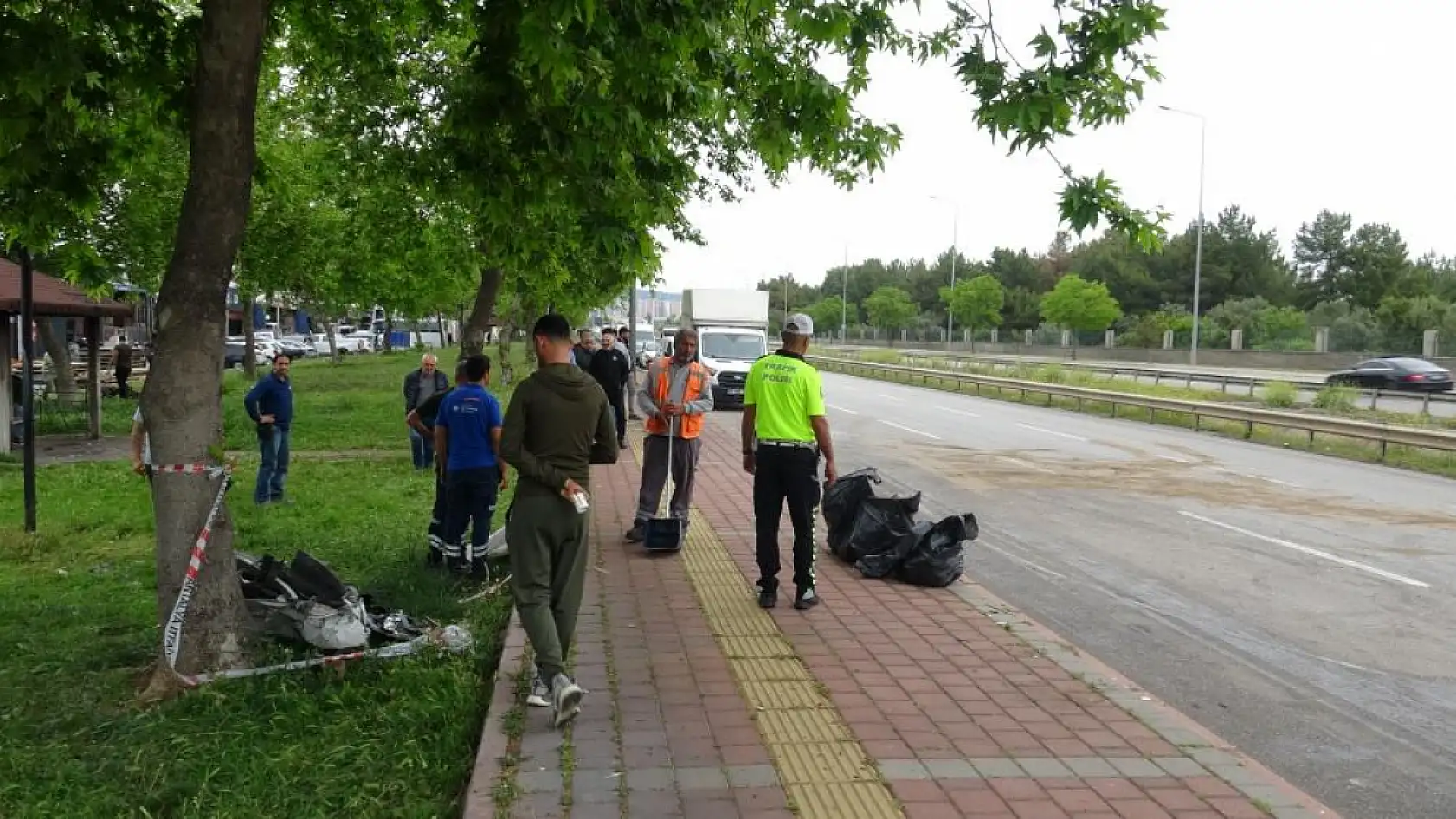 Park halindeki kamyonete çarpan otomobil hurdaya döndü, genç sürücüsü hayatını kaybetti