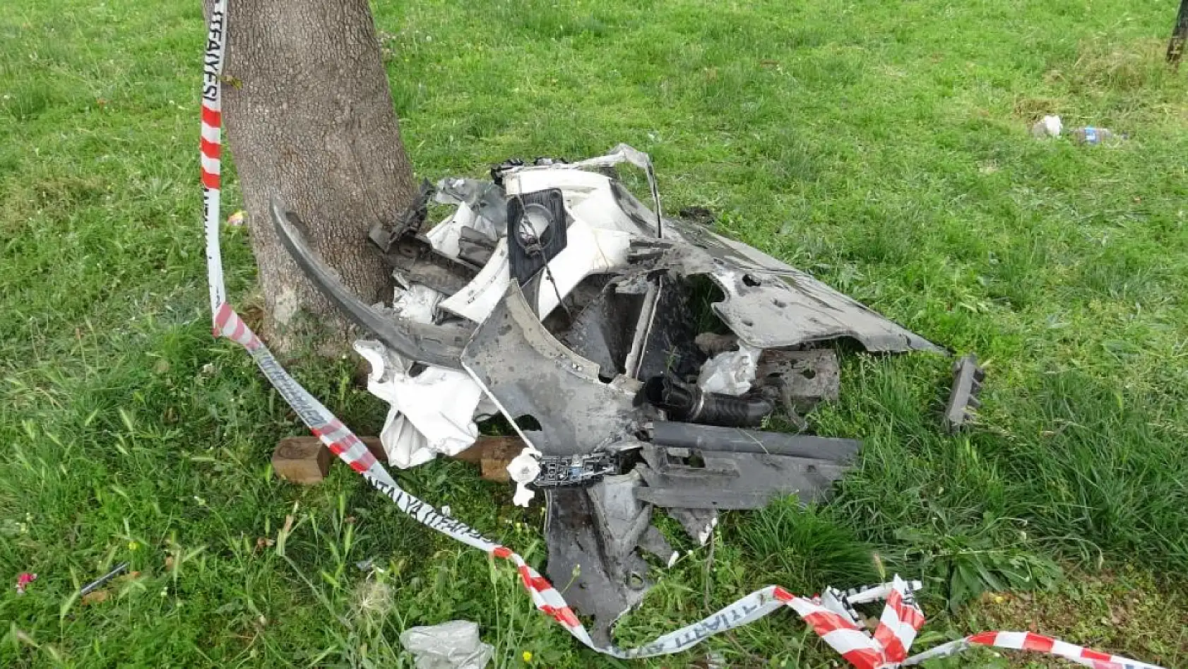 Park halindeki kamyonete çarpan otomobil hurdaya döndü, genç sürücüsü hayatını kaybetti
