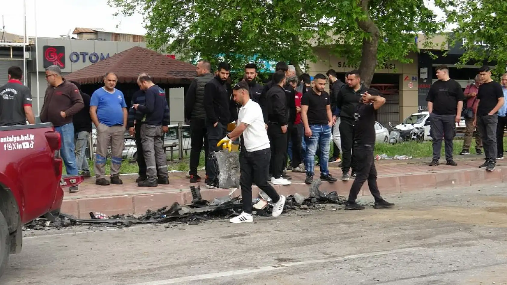 Park halindeki kamyonete çarpan otomobil hurdaya döndü, genç sürücüsü hayatını kaybetti