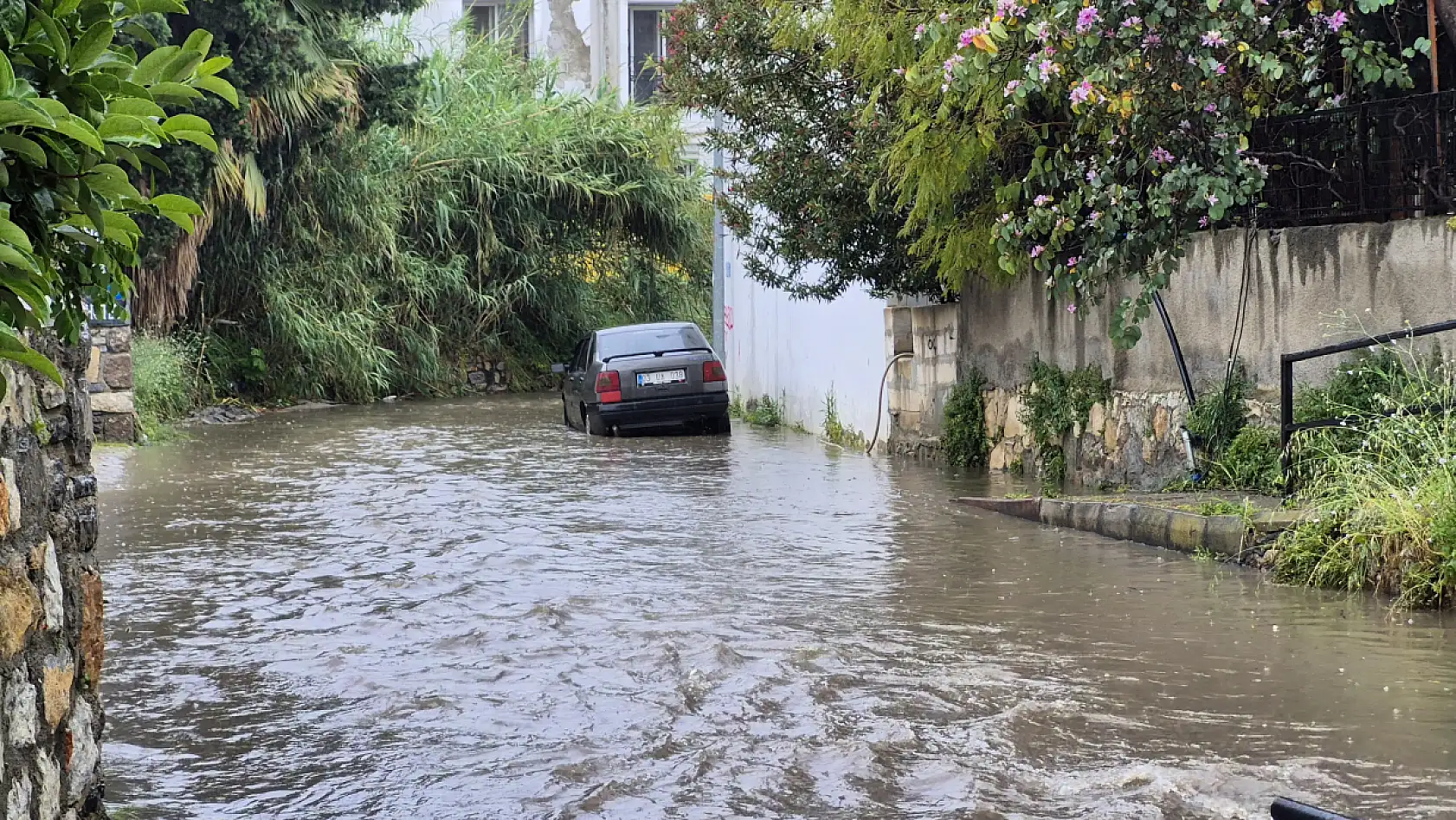 Bodrum'da sağanak yağış etkili oldu