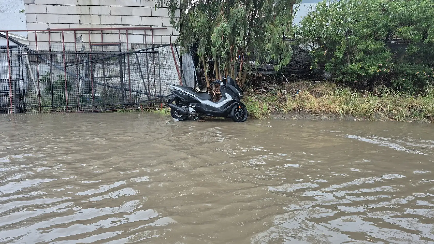 Bodrum'da sağanak yağış etkili oldu